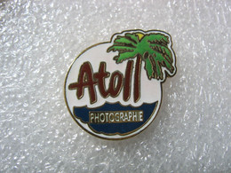 Pin's Atoll Photographie, Studio De Prises De Vue Publicitaire Et Industriel à Riedisheim (Dépt 68) - Photographie