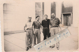 CHATELLERAULT - Les Halles - Quatre Hommes Qui Posent  ( Photo Format Cpa  ) - Chatellerault