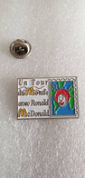 Pin's McDonalds Un Tour Du Monde Avec Ronald McDonald - McDonald's
