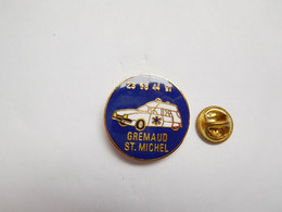 Superbe Pin's En EGF , Médical , Ambulances Gremaud Saint Michel , Aisne , Auto Citroën XM , Signé Logo Motiv - Médical