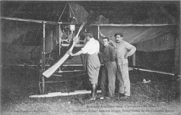 35-RENNES-AVIATIONS-1910- AERODRÔME DES GAYEULLES, L'AVIATEUR BUSSON DANS SON HANGER FIXANT L'HELICE DE SON MONOPLAN BLE - Rennes