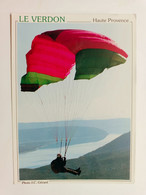 Parachutisme Parachutiste Vertige Sur Le Lac Sainte-Croix Du VERDON - Paracadutismo