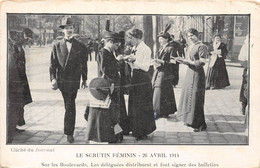 PARIS- LE SCRUTIN FEMININ- 26 AVRIL 1914 SUR LES BOULEVARD LES DELEGUEES DISTRIBUENT ET FONT SIGNER DES BULLETINS - Autres & Non Classés