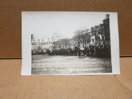 CAMBRAI ?? (59) Carte Photo Guerre 1914-18 Armée Française Sur Une Place - Cambrai