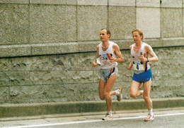 HUY-MARATHON 1988-DIRK VANDERHERTEN ( Né à UCCLE)  CHAMPION DE BELGIQUE-ATHLETISME-COURSE DE FOND-publicité SPA - Hoei