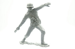 Marx (GB) Vintage 6 INCH Scale WW2 GERMAN SOLDIER Throwing Grenade , Scale 6 Inch - Figurini & Soldatini