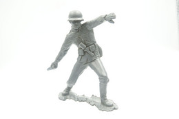 Marx (GB) Vintage 6 INCH Scale WW2 GERMAN SOLDIER Throwing Grenade , Scale 6 Inch - Figuren