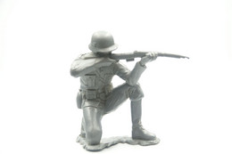 Marx (GB) Vintage 6 INCH Scale WW2 GERMAN SOLDIER Prone Shooting Rifle , Scale 6 Inch - Small Figures