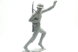 Marx (GB) Vintage 6 INCH Scale WW2 GERMAN SOLDIER Running Waving , Scale 6 Inch - Figurines