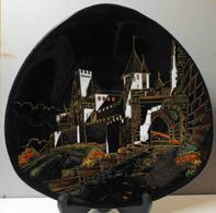 Superbe Assiette Décorative En Faïence Et Emaux De Longwy " CARCASSONE PORTE D'AUDE " 27 Cm - Parfait Etat - Longwy (FRA)