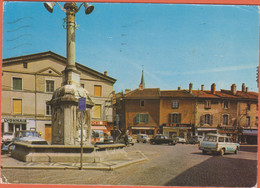 D01 - MONTLUEL - PLACE CARNOT - Véhicules Anciens-Crédit Lyonnais-Bar-Coiffeur-Maison De La Presse-CPM Grand Format - Montluel