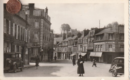 50 - Carte Postale Semi Moderne Dentelée De VILLEDIEU LES POELES  Le Carrefour Et L'Hotel Du Louvre - Villedieu