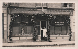 CPA - Carte Photo Centreville Lavatory - Salon De Coiffure Pour Dames Pour Messieurs - Coiffeur - Devanture De Commerce - Artesanal