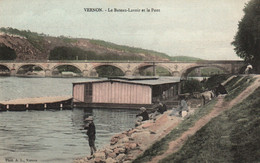Vernon (Eure) Le Bateau-Lavoir Et Le Pont, Pêcheurs - Photo A. Lavergne, Carte Colorisée - Vernon