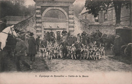CPA Equipage De Bonnelles - Sortie De La Meute - Chiens De Chasse - Hunting