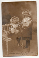 Cpa Photo " 2 Jeunes Filles Avec Leurs Poupées Et Leur Coiffe " - Jeux Et Jouets