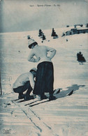 CPA Sport  - Sports D'hiver - En Ski  Couple Dans La Neige - Carte Voyagée En 1909 - Sport Invernali