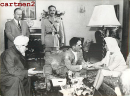 JORDANIE JORDAN LE ROI HUSSEIN ET SA JEUNE FEMME PENDANT LA CEREMONIE RELIGIEUSE ISLAMIQUE KING 1961 - Jordanië