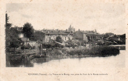 VIVONNE LA VONNE ET LE BOURG VUE PRISE DU PONT DE LA ROUTE NATIONALE 1908 TBE - Vivonne