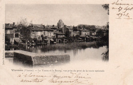 VIVONNE LA VONNE ET LE BOURG VUE PRISE DU PONT DE LA ROUTE NATIONALE 1902 PRECURSEUR  TBE - Vivonne