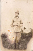 CPA - MILITARIA - MILITAIRE POSE EN UNIFORME - Personen