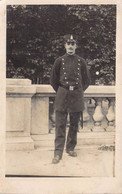 CPA - MILITARIA - MILITAIRE POSE EN UNIFORME - Personen