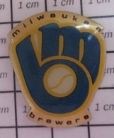 SP10 Pin's Pins / Beau Et Rare / THEME SPORTS / MILWAUKEE BREWERS GANT DE BASE-BALL - Honkbal