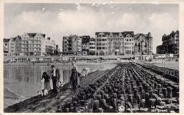 CPA - BELGIQUE - KNOKKE - La Plage - Promeneurs - Knokke