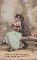 CPA - FANTAISIE - COUPLE QUI FLIRTE DANS LE JARDIN - Koppels