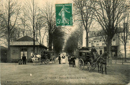 Sablé * La Place Et Le Boulevard De La Gare * Diligence Attelage * Café Restaurant SAVAUX - Sable Sur Sarthe