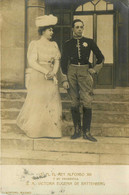 Royauté * Carte Photo * Sa Majesté El Rey Alfonso XIII Y Su Prometida Victoria Eugenia De Battenberg * Royalty - Familias Reales