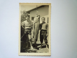 2022 - 3737  PECHE  :  PHOTO  " Une Belle Prise "  (format 7 X 12 Cm)  XXXX - Pesca