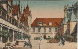 BEAUNE   21 COTE D'OR  CPA COLORISEE   LA COUR D'HONNEUR - Beaune