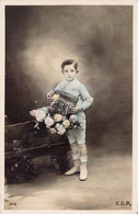 CPA - ENFANTS - Jeune Garçon Pose Avec Un Bouquet De Fleurs - Portraits