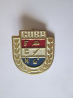 Insigne/Badge Vintage Cuba:Federation Cubaine De Natation Vers 1970,d.=21x20 Mm.Cuban Swimming Federation 70s,s=21x20 Mm - Associations