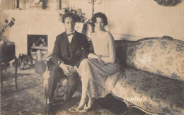 CPA - COUPLE - Un Couple Pose Assis Sur Un Canapé - Noeud Papillon - LONTHIE - Léopold Et Astrid - Couples
