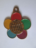 RDA/DDR-Festival De La Jeunesse Pionniere Insigne 1973,taille=30x27 Mm-GDR/DDR Pioneer Youth Festival 1973,s=30x27 Mm - Associations