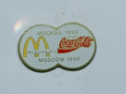 Pin's McDonald's - McDo MOSCOU Avec COCA-COLA - Pins MOCKBA MacDonald Et COCA COLA - Badge McDonald's 1990 - McDonald's