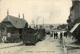Cabourg * La Gare Du Train Sur Route * Tram Tramway * Ligne Chemin De Fer - Cabourg