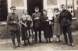 CP - MILITARIA - Militaires Pris En Photo Avec Des Femmes Et Enfants - War 1914-18