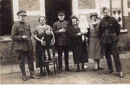 CP - MILITARIA - Militaires Pris En Photo Avec Des Femmes Et Enfants - Guerre 1914-18