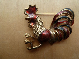 Broc-044 Broche Représentant Un Coq Aux Plumes Métal Doré,noires  Et Grernat - Autres & Non Classés