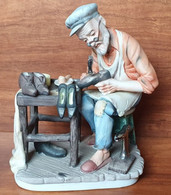 Cordonnier - Homme - Chaussures Sabots Pipe Marteau Outils Tabouret Lunettes - STATUETTE  - Très Bon état - Vers 1980 - Autres & Non Classés