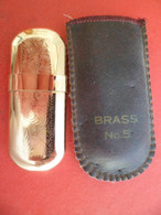 Briquet Ancien Brass N°5 à ESSENCE - PETROL LIGHTER - BENZINE AANSTEKER - étui Cuir - Manque Essence - Autres & Non Classés