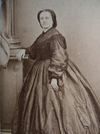 Photo CDV Rideau à Cherbourg - Femme En Pied, Melle Hortense Renouy, Second Empire Ca 1860 L609A - Oud (voor 1900)