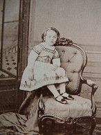 Photo CDV Gallot à Cherbourg - Petite Fille Assise Sur L'accoudoir D'un Fauteuil, Second Empire En 1867 L609A - Oud (voor 1900)