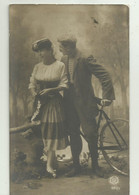 COPPIA FIDANZATI CON BICICLETTA 1910   VIAGGIATA FP - Couples