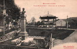 Granges - Place Étienne Seitz: Monument Et Le Kiosque - Granges Sur Vologne