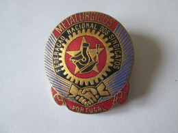 Insigne Du Syndicat Metallurgique Portugal Vers 70,d.=31x28 Mm/Portugal Metallurgical Trade Union Badge 70s,s=31x28 Mm - Associations