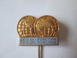 Insigne UIS Du Commerce Syndicats Vers 1970,d=24x17 Mm/UIS Trade Unions Badge 70s,s=24x17 Mm - Associations